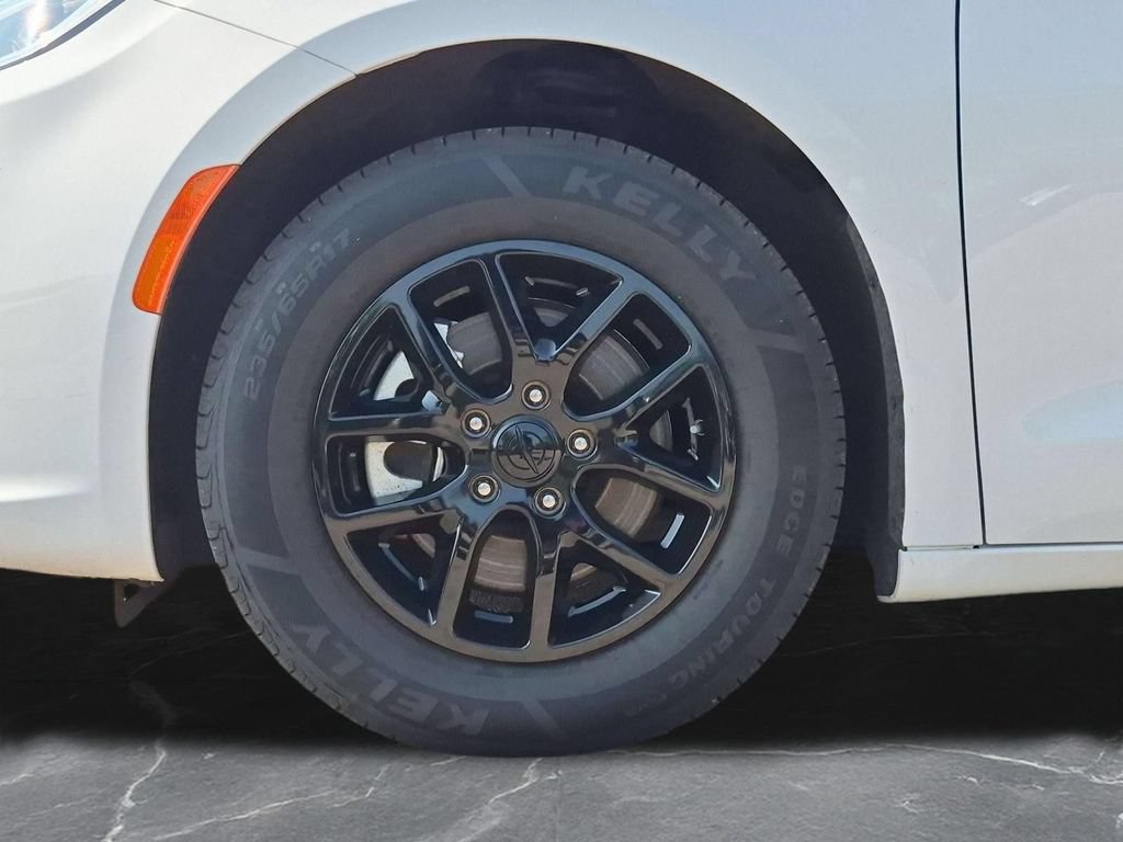 Used 2024 Chrysler Pacifica Touring-L FWD image 11