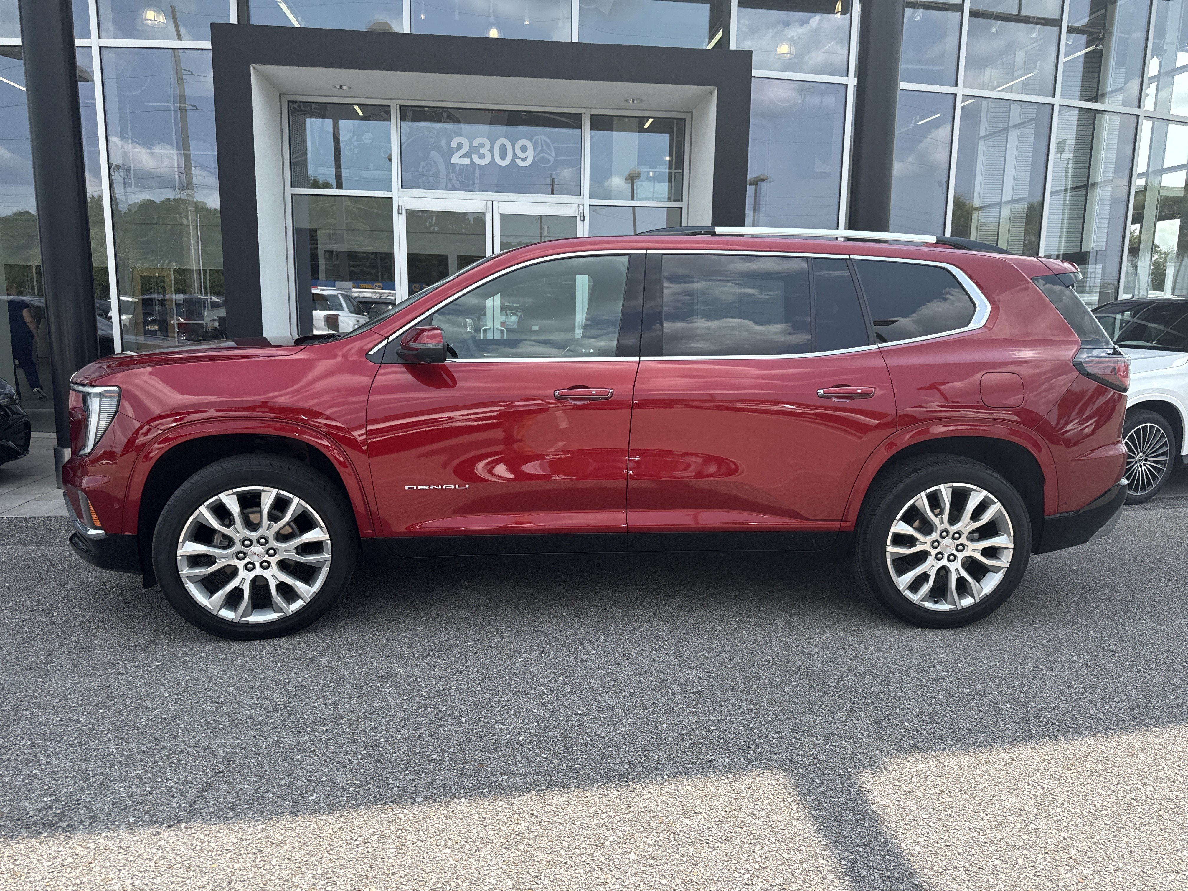 Used 2024 GMC Acadia Denali w/ Super Cruise Package FWD image 2