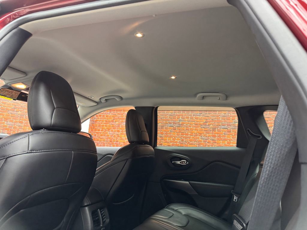 Used 2019 Jeep Cherokee Latitude Plus w/ Cold Weather Group AWD/4WD image 24