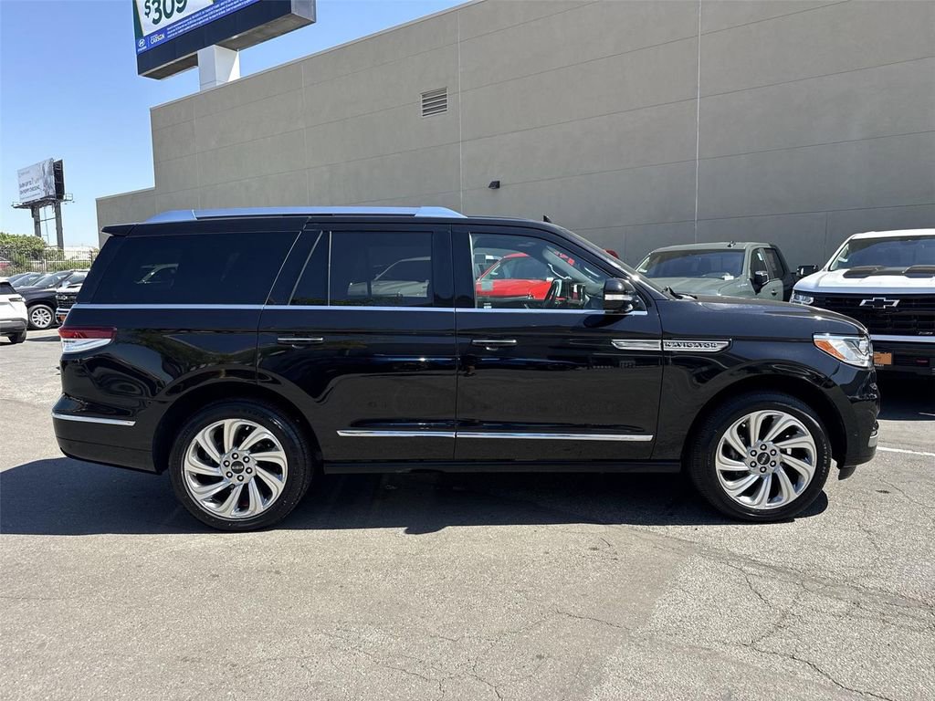 Used 2024 Lincoln Navigator Premiere image 2