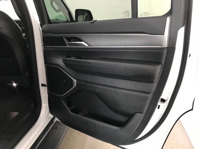 New 2025 Jeep Wagoneer 4WD w/ Convenience Group I image 37