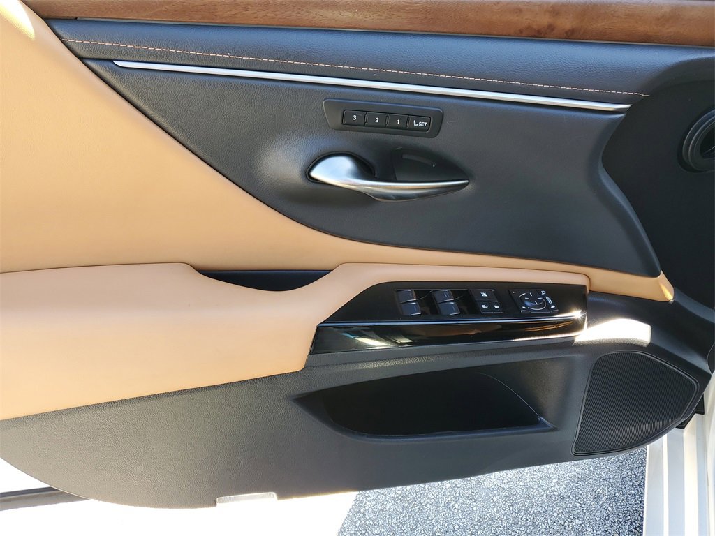 Used 2024 Lexus ES 300h w/ Premium Package image 17