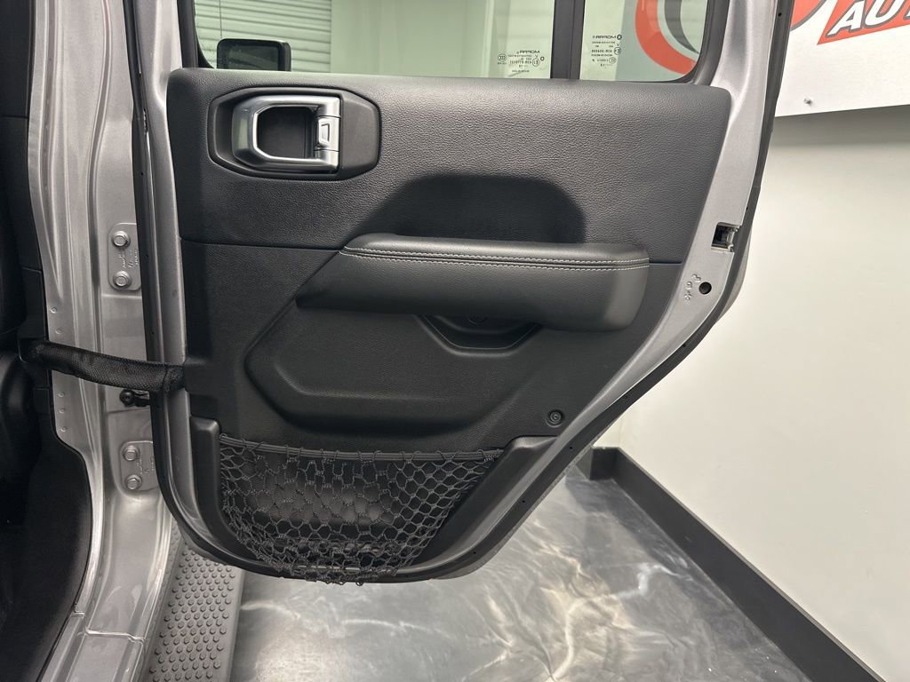 Used 2018 Jeep Wrangler Unlimited Sahara image 12