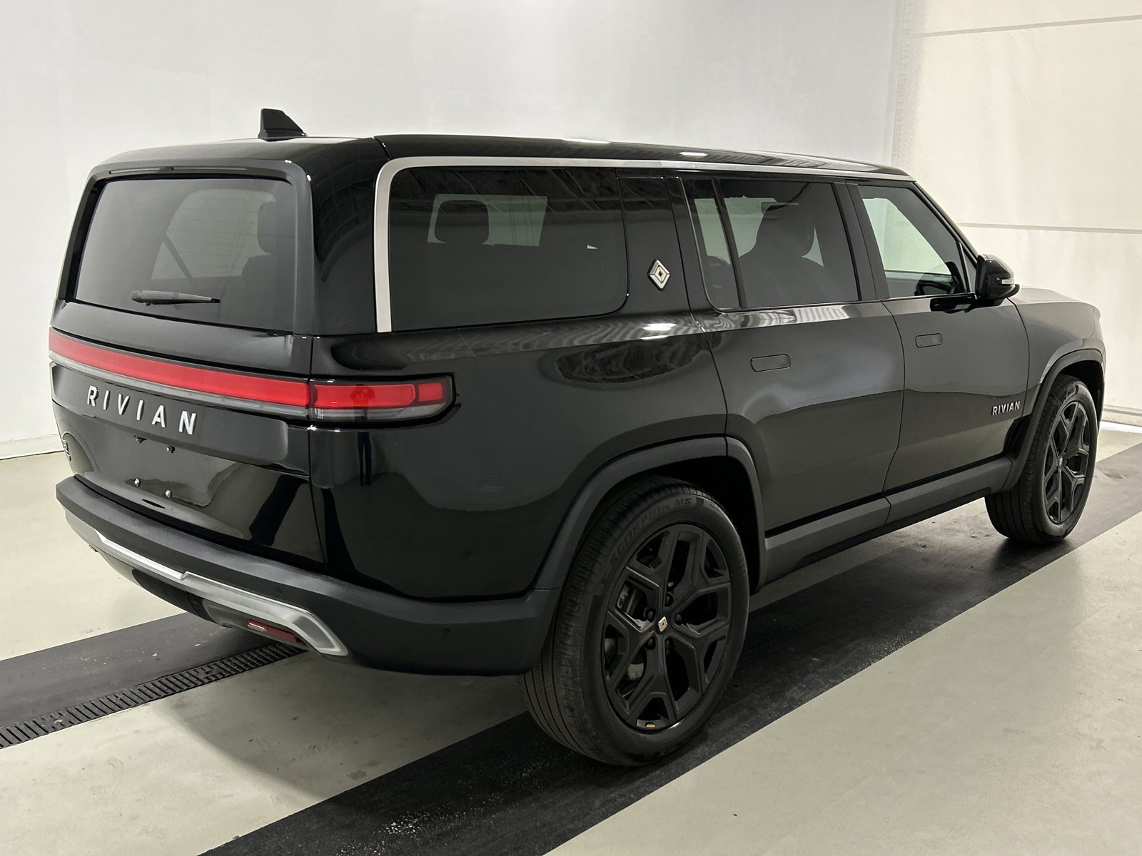 Used 2025 Rivian R1S Adventure image 5