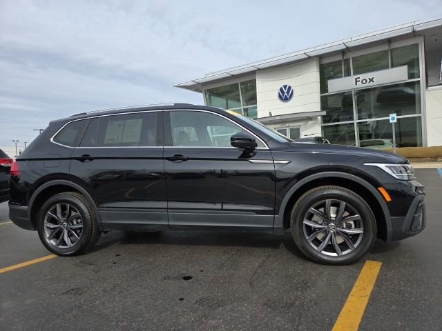 Used 2023 Volkswagen Tiguan SE AWD/4WD image 1