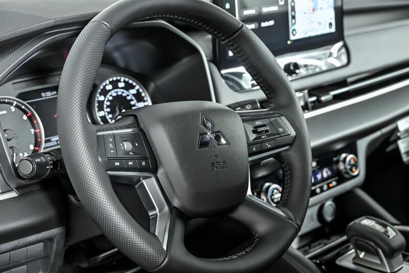New 2026 Mitsubishi Outlander LE FWD image 42