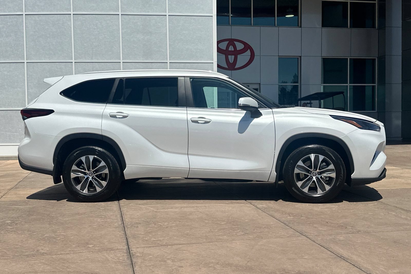 Used 2025 Toyota Highlander XLE AWD/4WD image 3