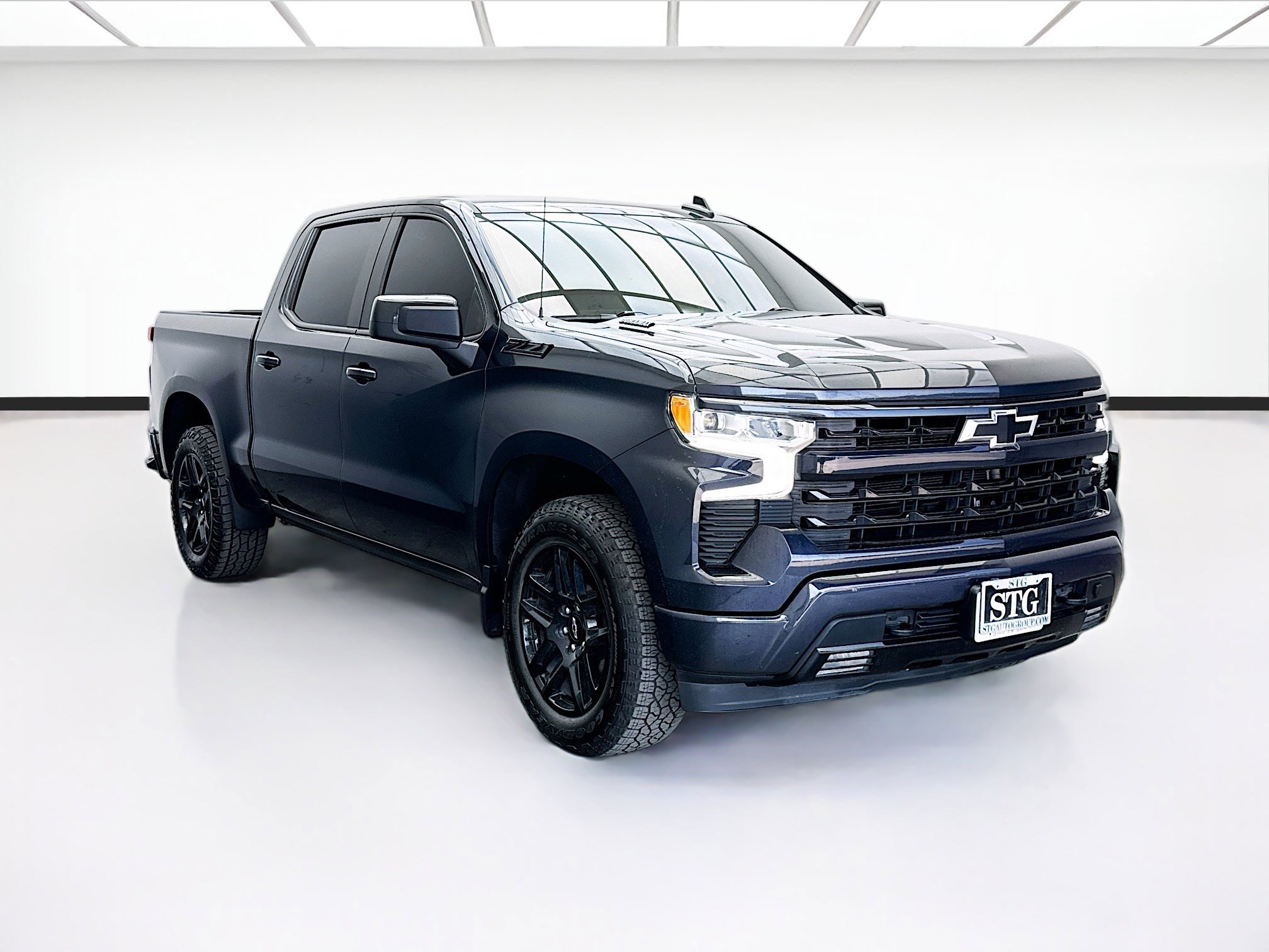 Used 2023 Chevrolet Silverado 1500 RST w/ Z71 Off-Road Package AWD/4WD image 3
