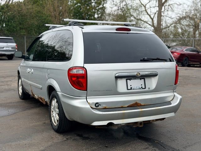 Used 2007 Chrysler Town & Country Touring image 4