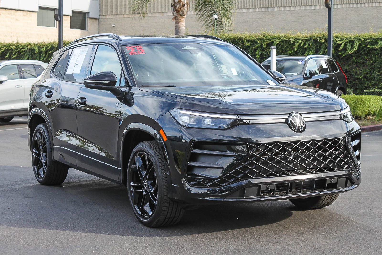 Used 2025 Volkswagen Tiguan SE R-Line AWD/4WD image 3