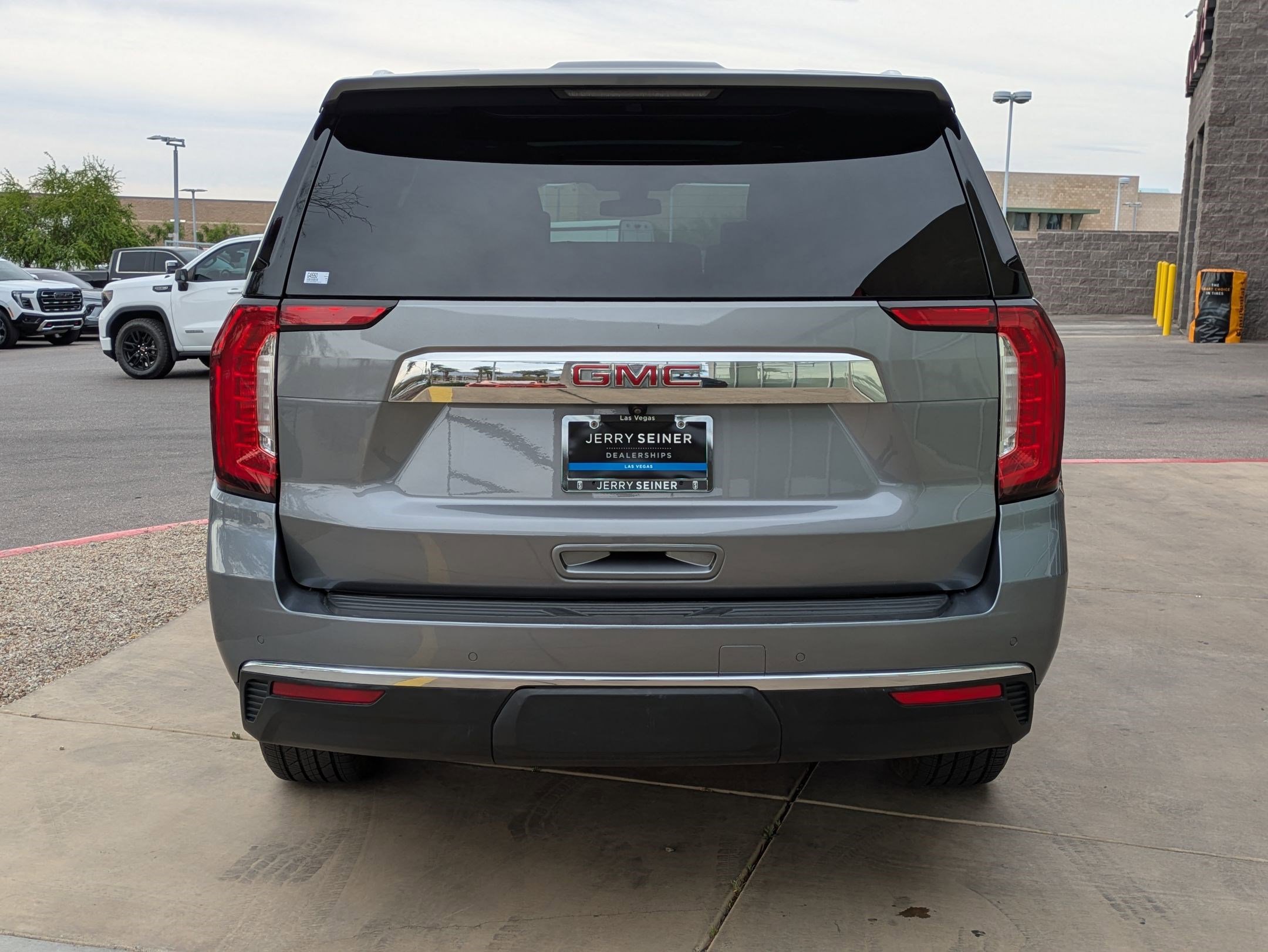 Used 2021 GMC Yukon SLT w/ SLT Luxury Plus Package AWD/4WD image 4