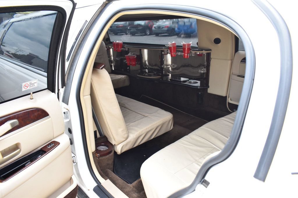 Used 2007 Lincoln Town Car Executive RWD image 22