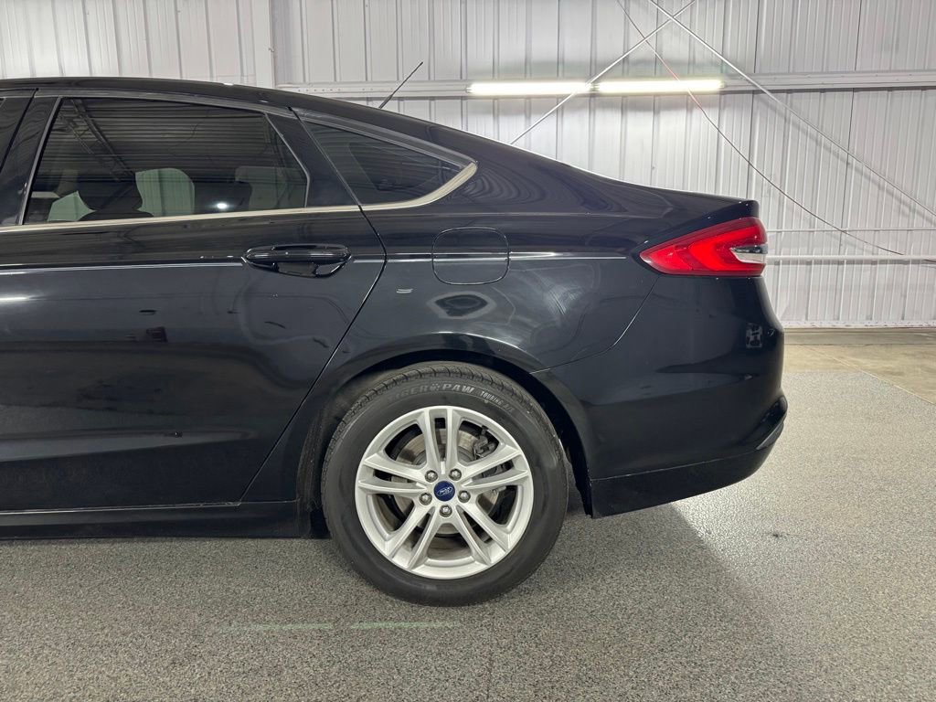 Used 2018 Ford Fusion SE w/ Fusion SE Technology Package FWD image 12