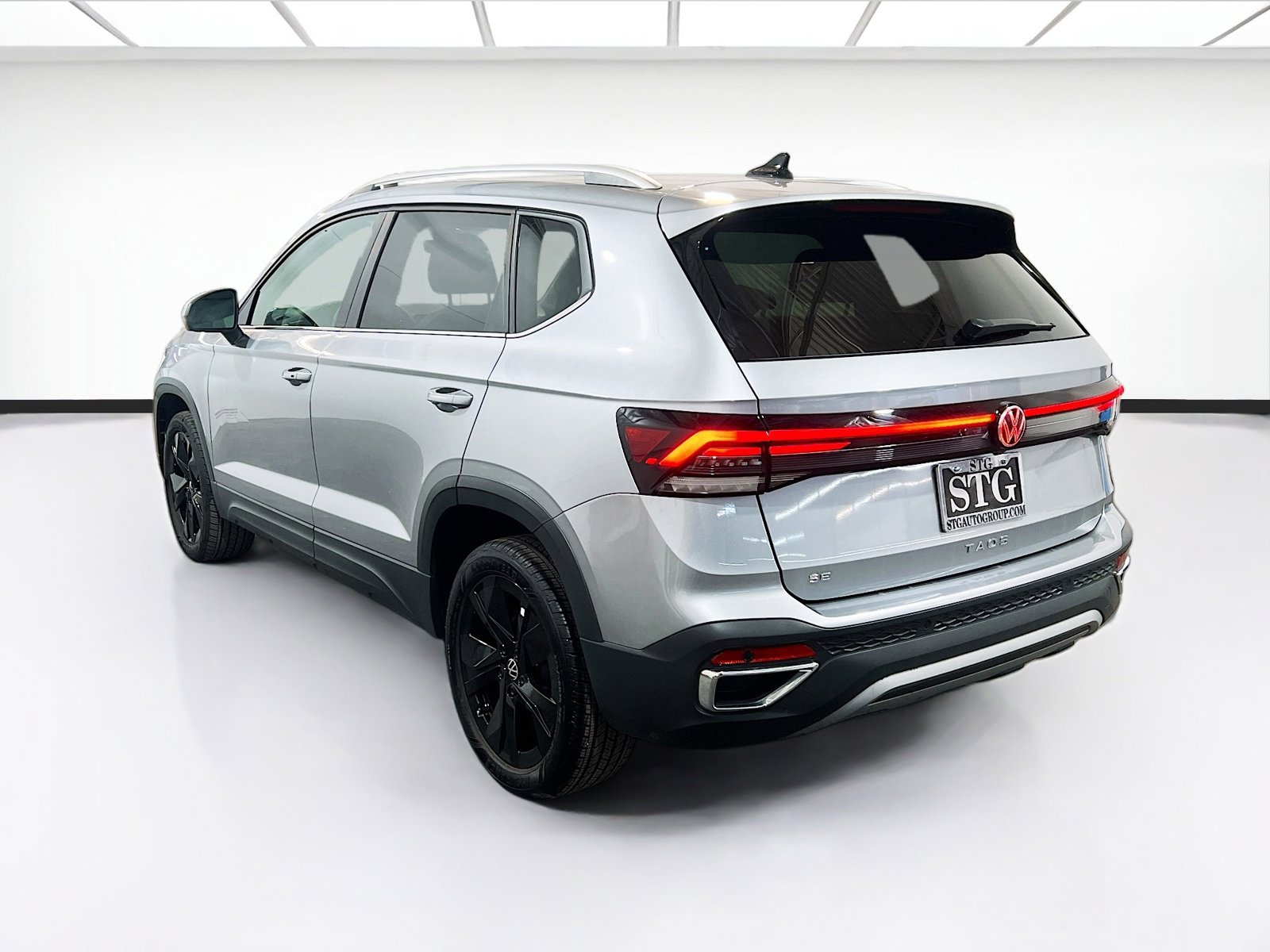 Used 2025 Volkswagen Taos SE w/ Panoramic Sunroof Package FWD image 6