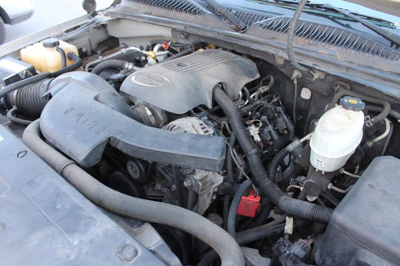 Used 2005 Chevrolet Suburban LS image 19