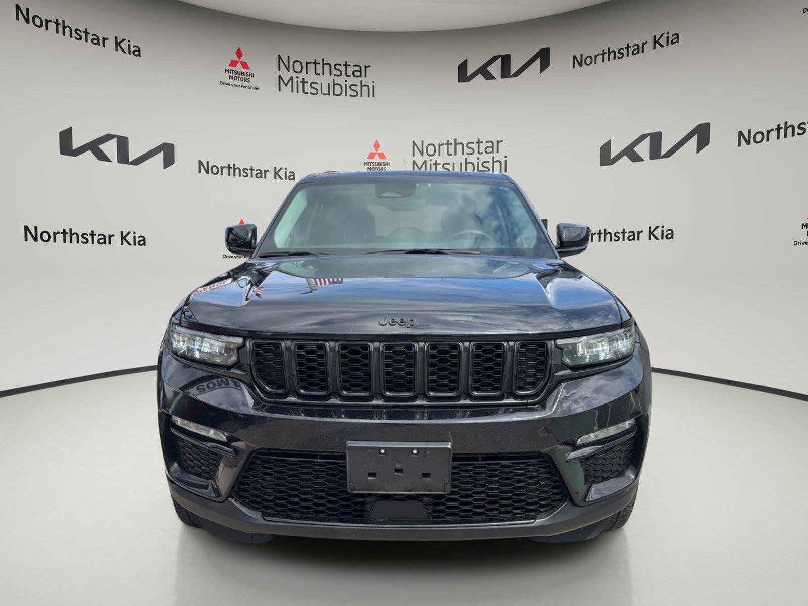 Used 2023 Jeep Grand Cherokee Limited w/ Black Appearance Package AWD/4WD image 10