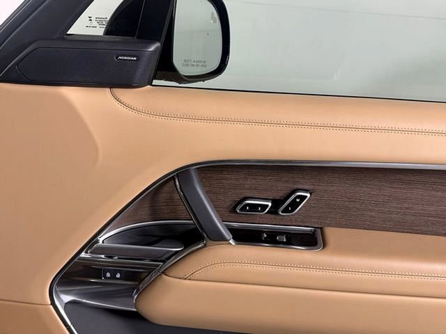 Certified 2025 Land Rover Range Rover SE image 18