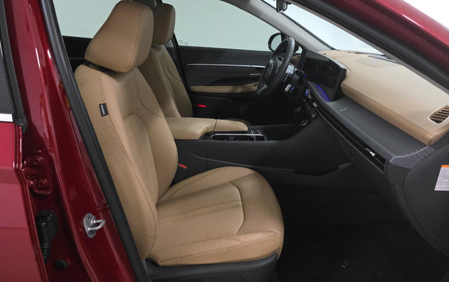 Used 2025 Hyundai Sonata Limited FWD image 6
