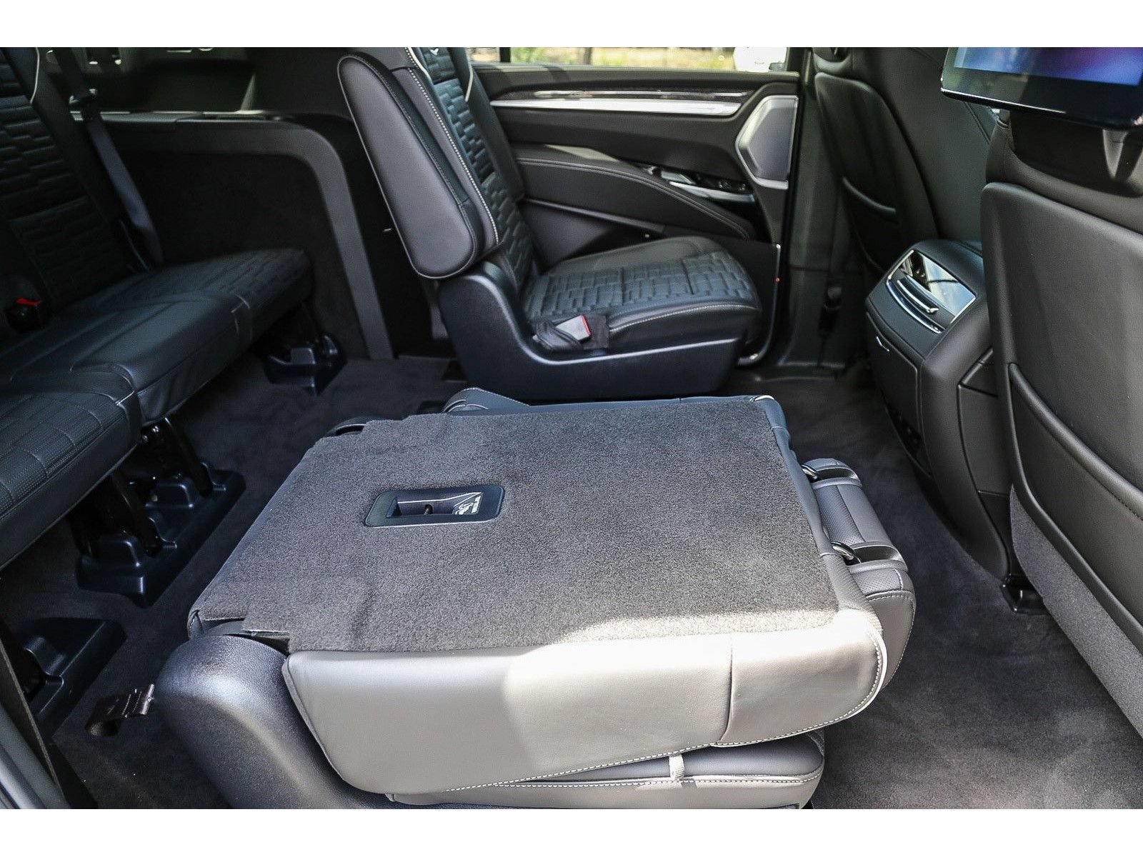 Used 2025 Cadillac Escalade ESV V AWD/4WD image 16
