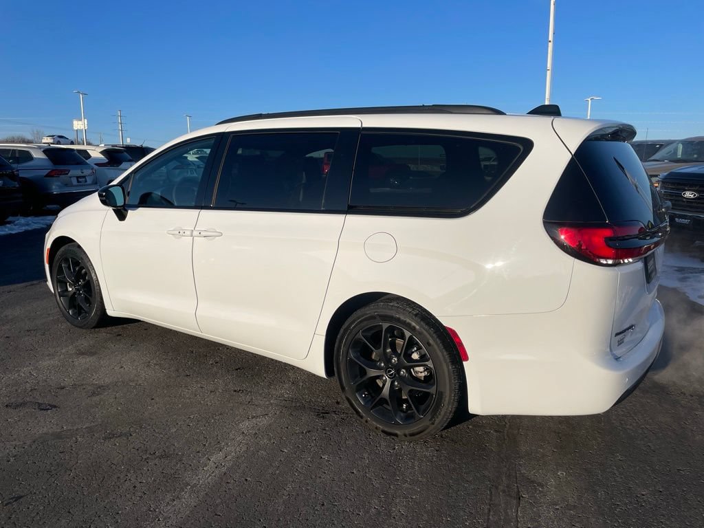 Used 2025 Chrysler Pacifica Limited FWD image 5