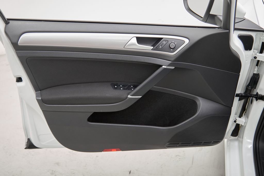 Used 2015 Volkswagen e-Golf Limited Edition image 12