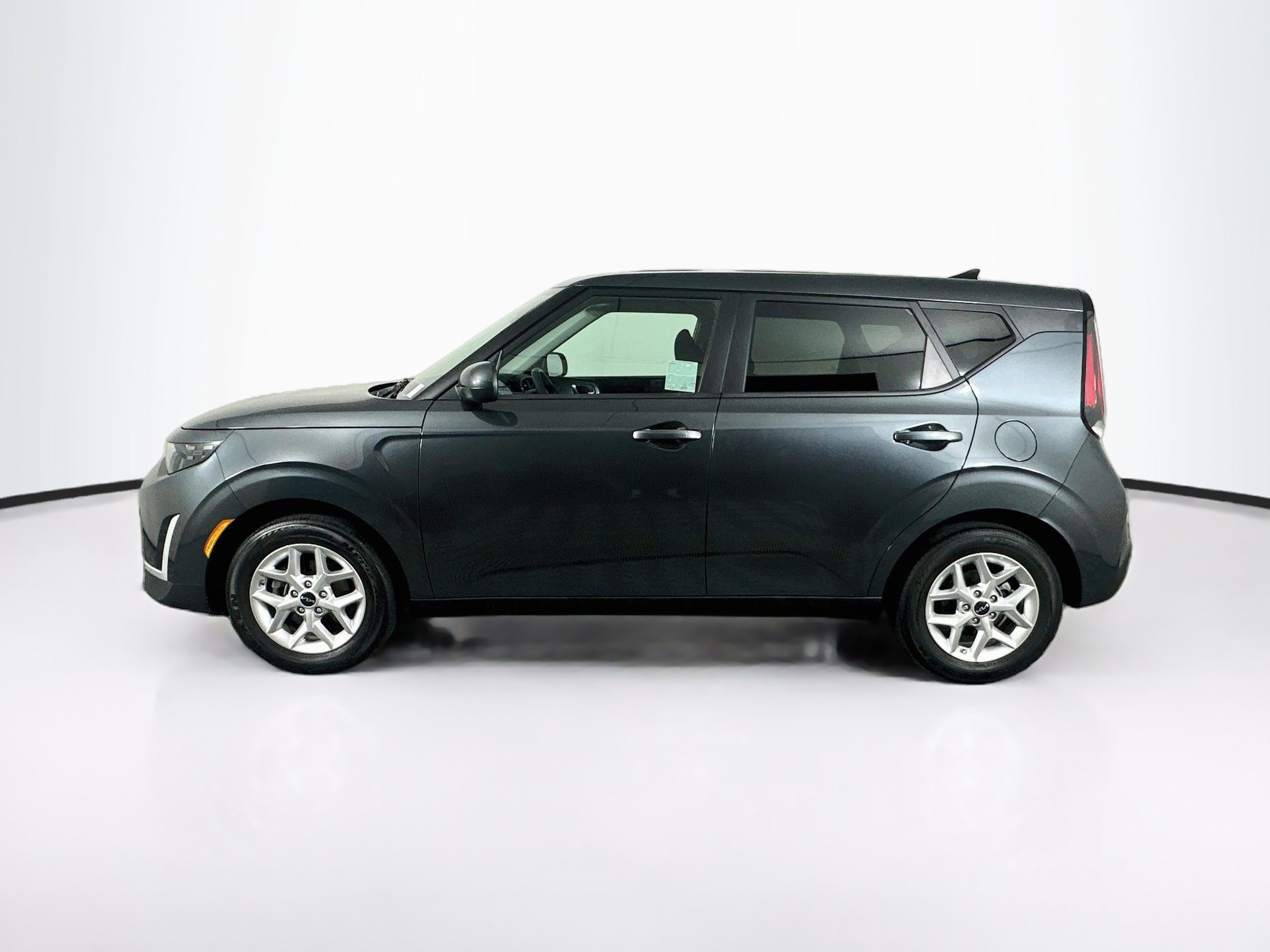 Used 2025 Kia Soul LX w/ LX Technology Package FWD image 4