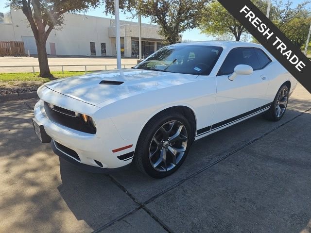 Used 2017 Dodge Challenger SXT image 2