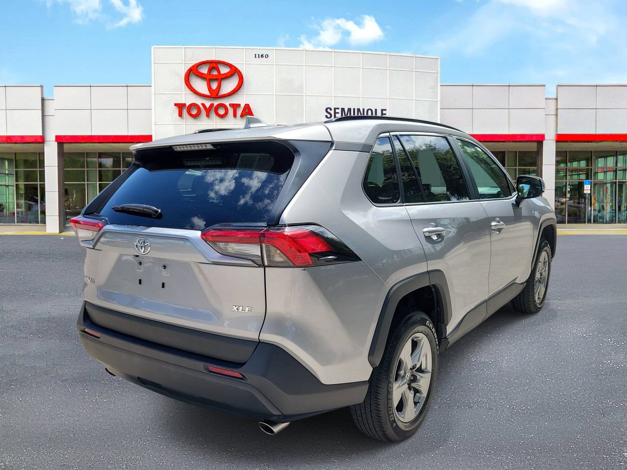 Used 2024 Toyota RAV4 XLE FWD image 3