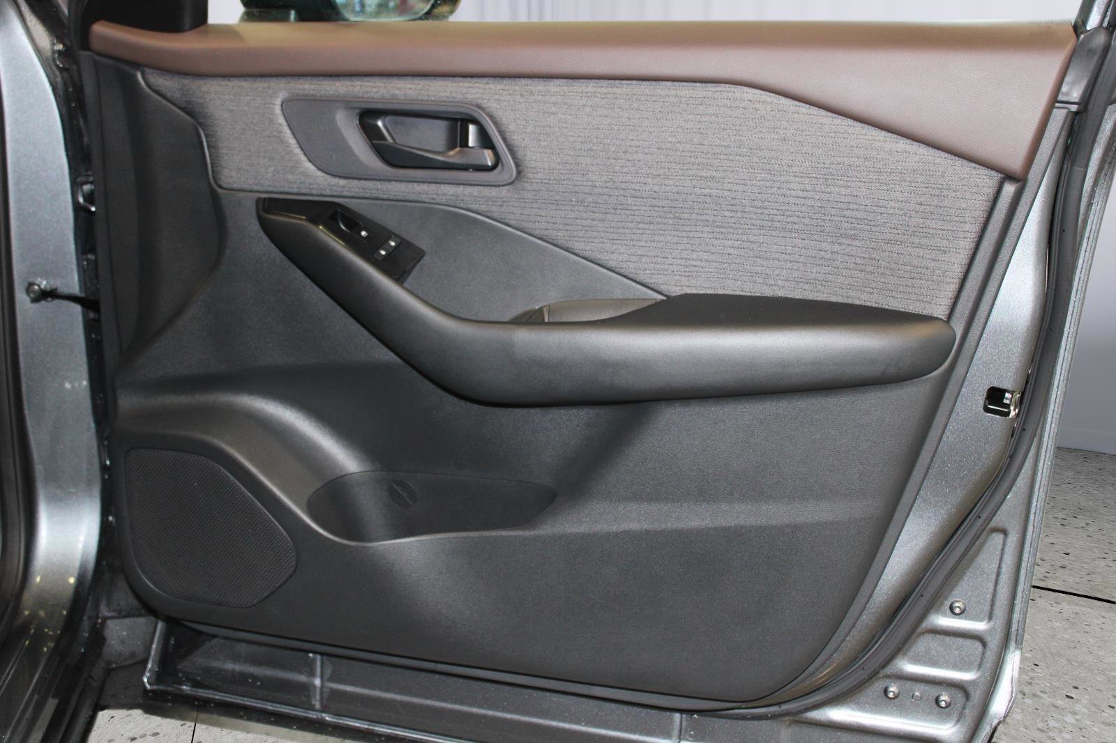 Used 2023 Nissan Rogue S image 34