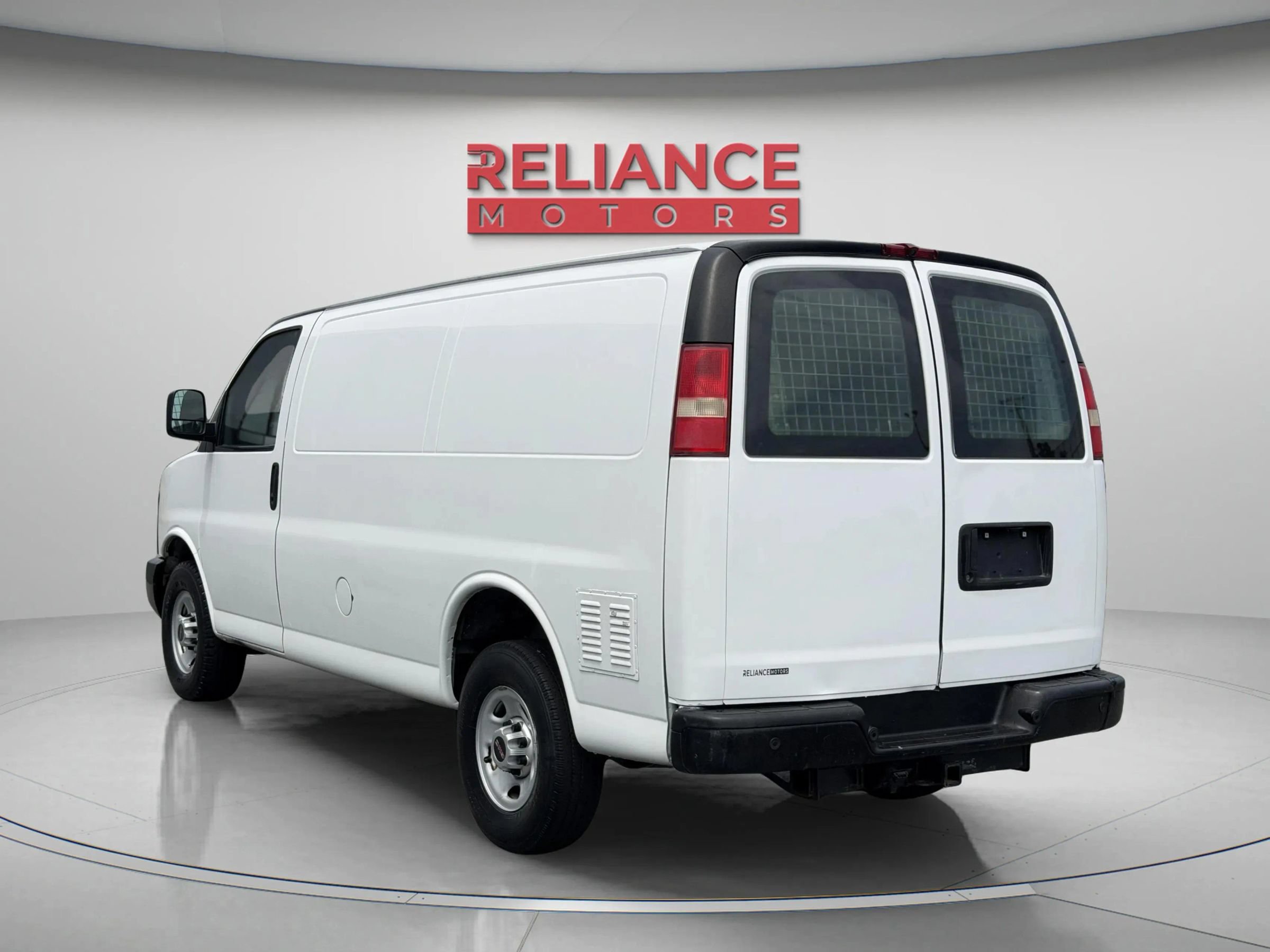Used 2015 GMC Savana 3500 RWD image 4