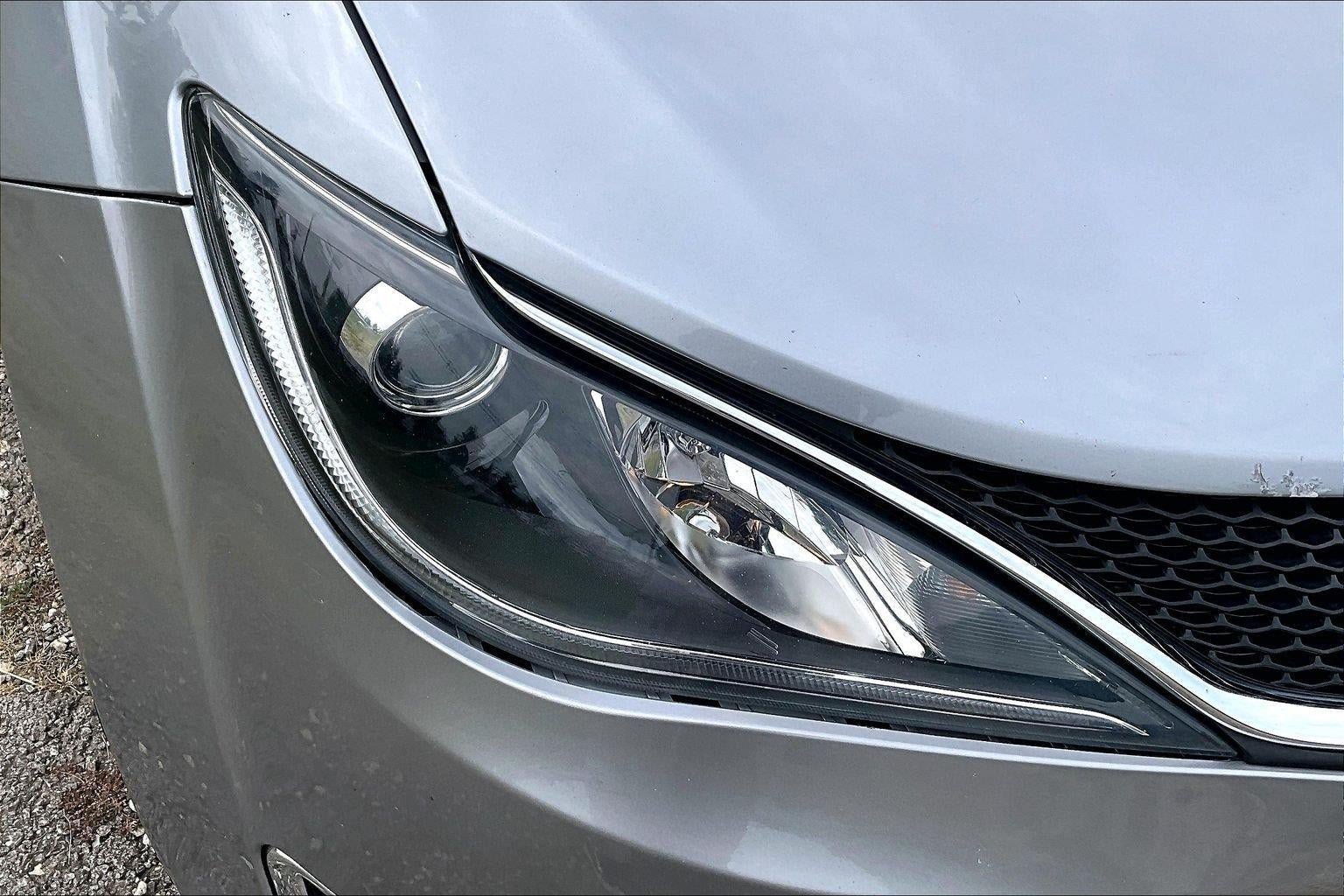 Used 2018 Chrysler Pacifica Touring-L FWD image 26