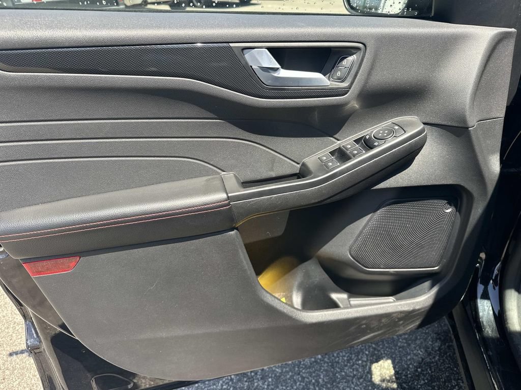 Used 2025 Ford Escape ST-Line Select AWD/4WD image 17