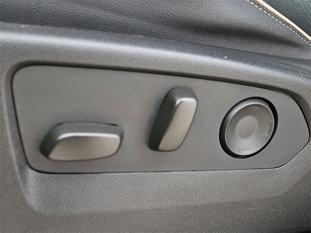 Used 2023 Chevrolet Suburban Premier image 14