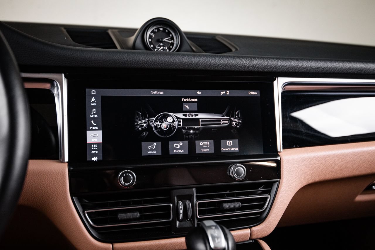 Certified 2023 Porsche Macan AWD/4WD image 18
