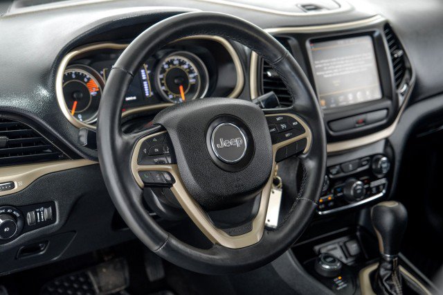 Used 2016 Jeep Cherokee Latitude w/ Cold Weather Group AWD/4WD image 14