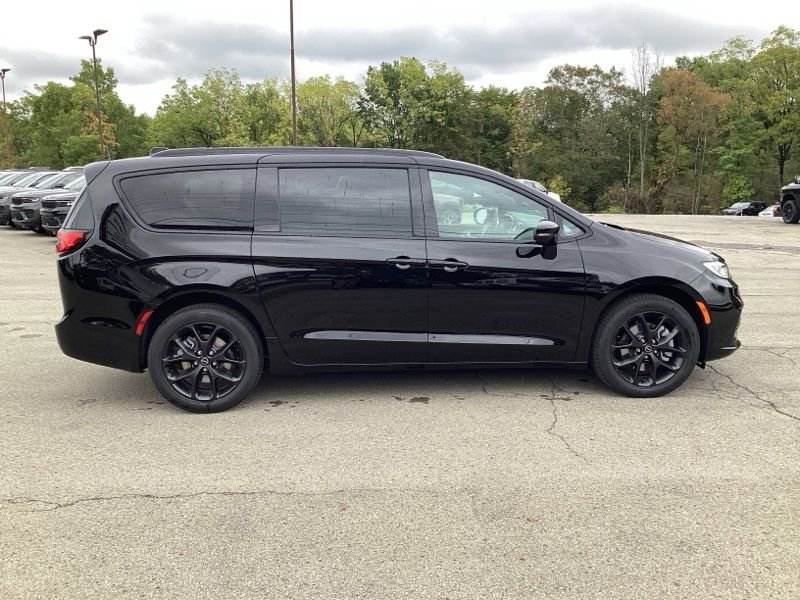 New 2026 Chrysler Pacifica Limited w/ S Appearance Package AWD/4WD image 8