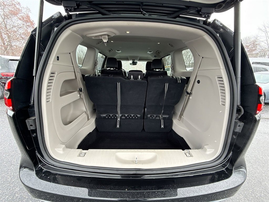 Used 2023 Chrysler Pacifica Touring-L image 19