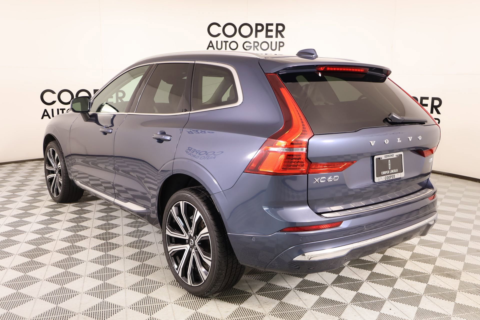 Used 2023 Volvo XC60 B5 Ultimate w/ Climate Package image 24