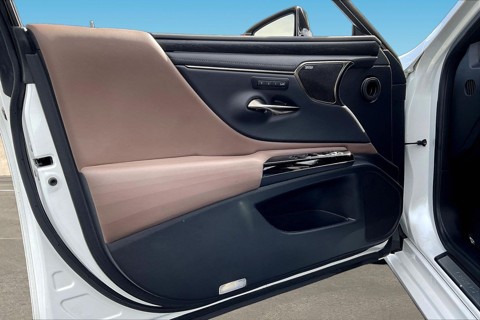 Used 2022 Lexus ES 300h w/ Accessory Package FWD image 19