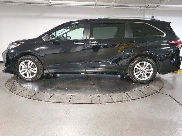 Used 2024 Toyota Sienna Limited image 5