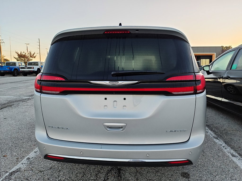 Used 2024 Chrysler Pacifica Limited FWD image 7