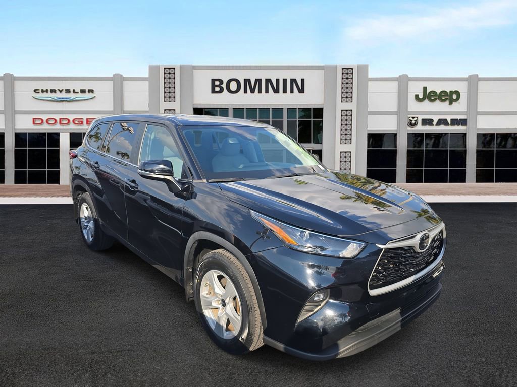 Used 2023 Toyota Highlander LE FWD image 3