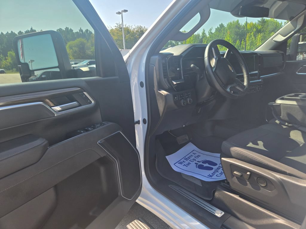 Used 2025 Chevrolet Silverado 3500 LT w/ Safety Package AWD/4WD image 6