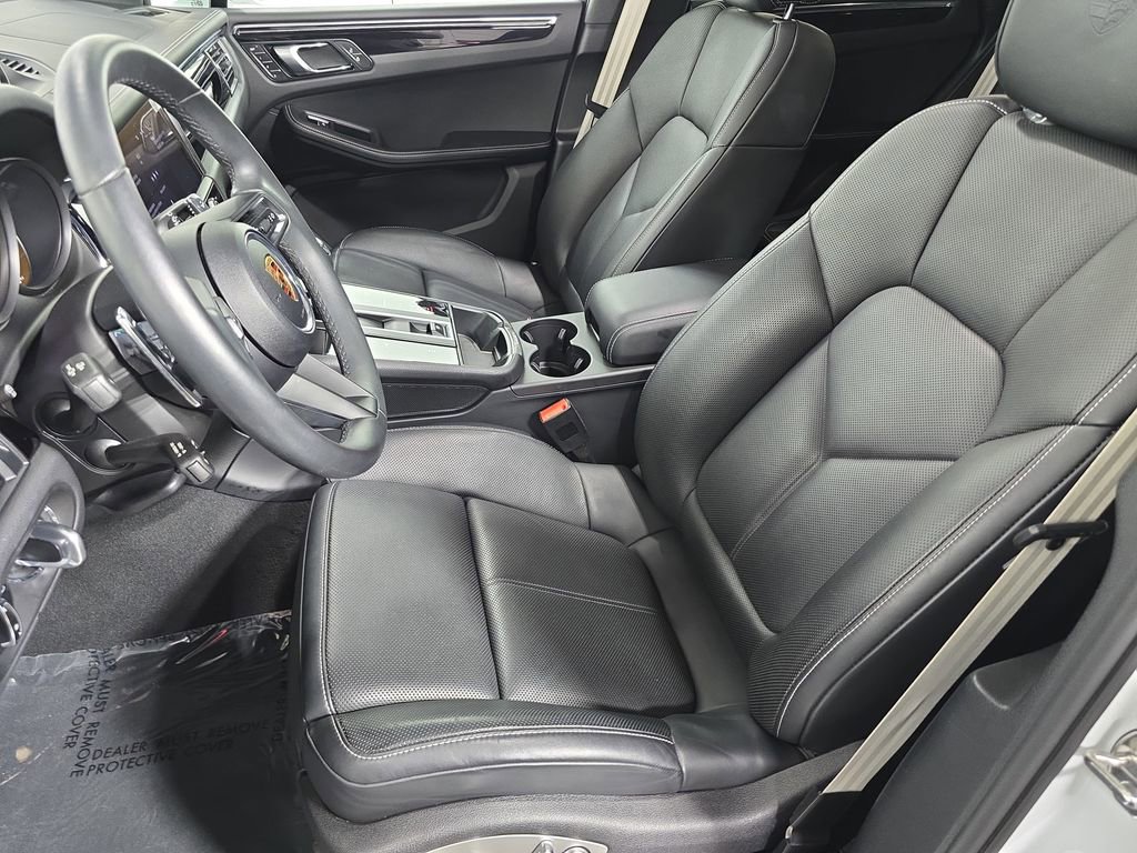 Certified 2025 Porsche Macan AWD/4WD image 5