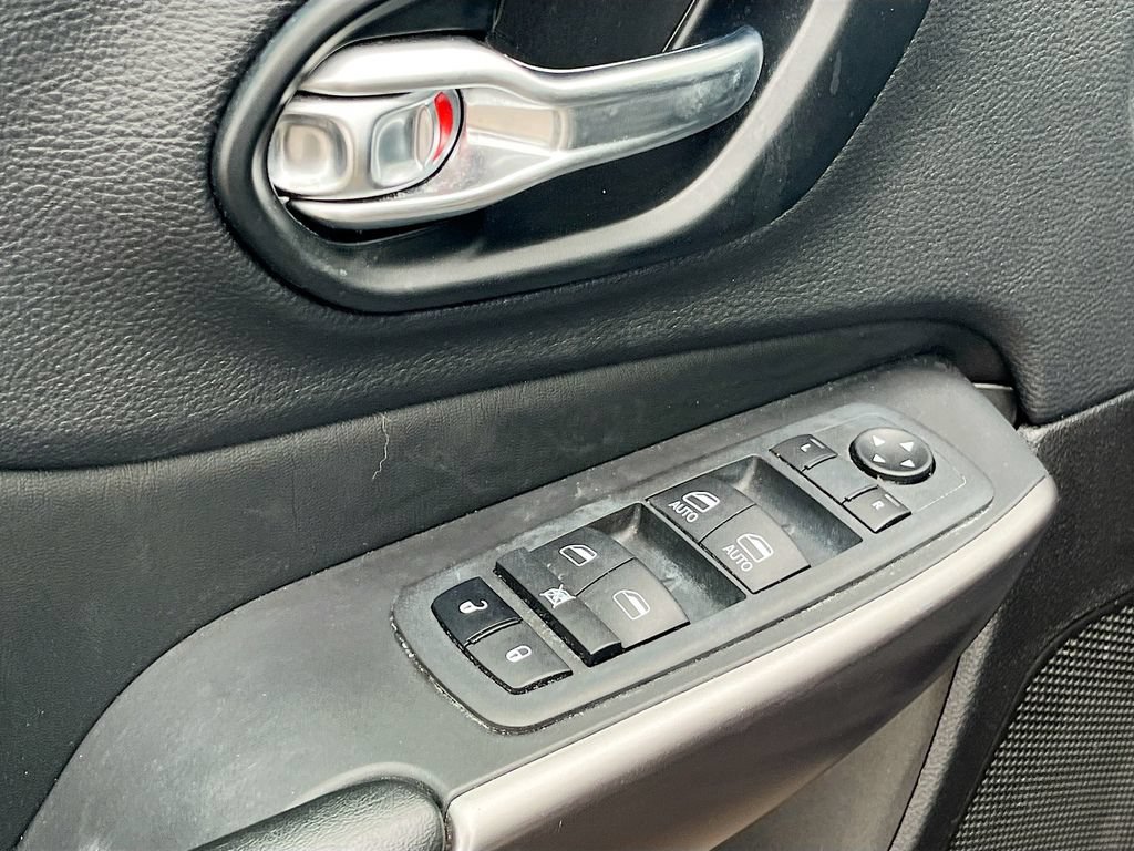 Used 2022 Jeep Cherokee Latitude Lux AWD/4WD image 17