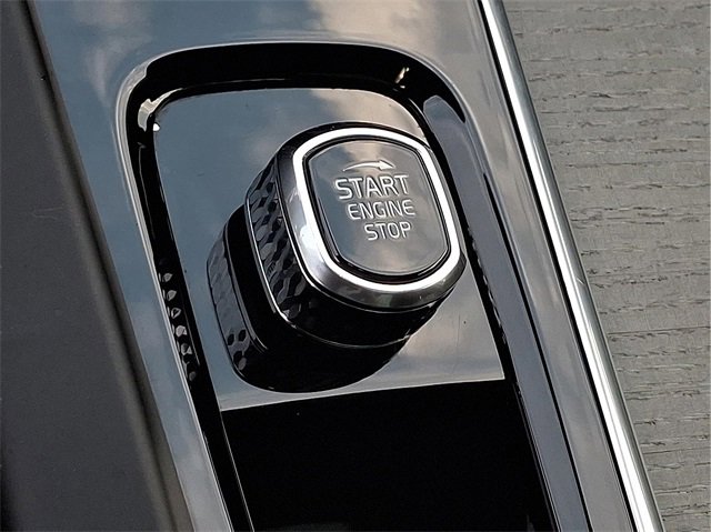 Certified 2025 Volvo XC60 B5 Plus image 19