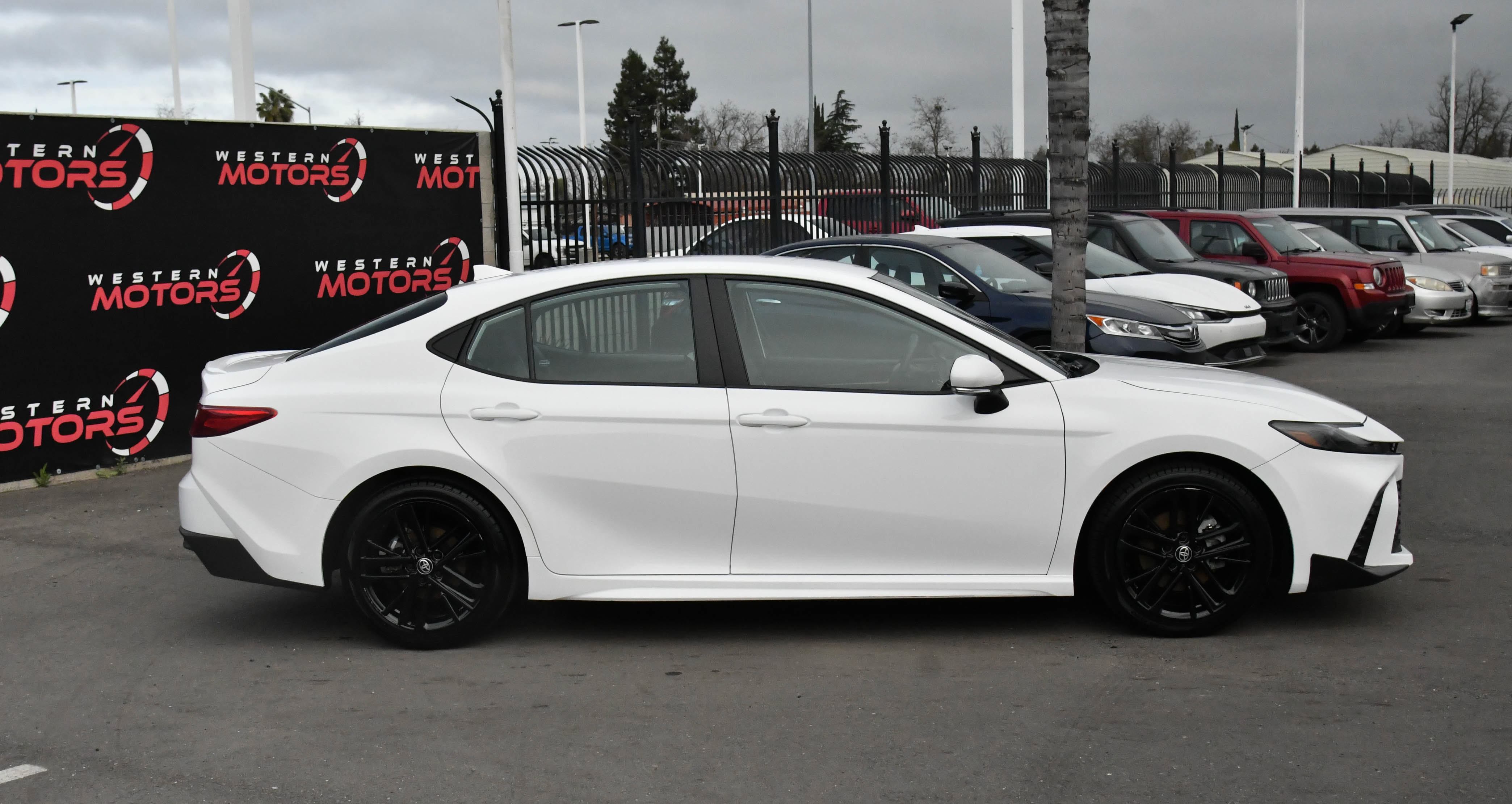 Used 2025 Toyota Camry SE image 9