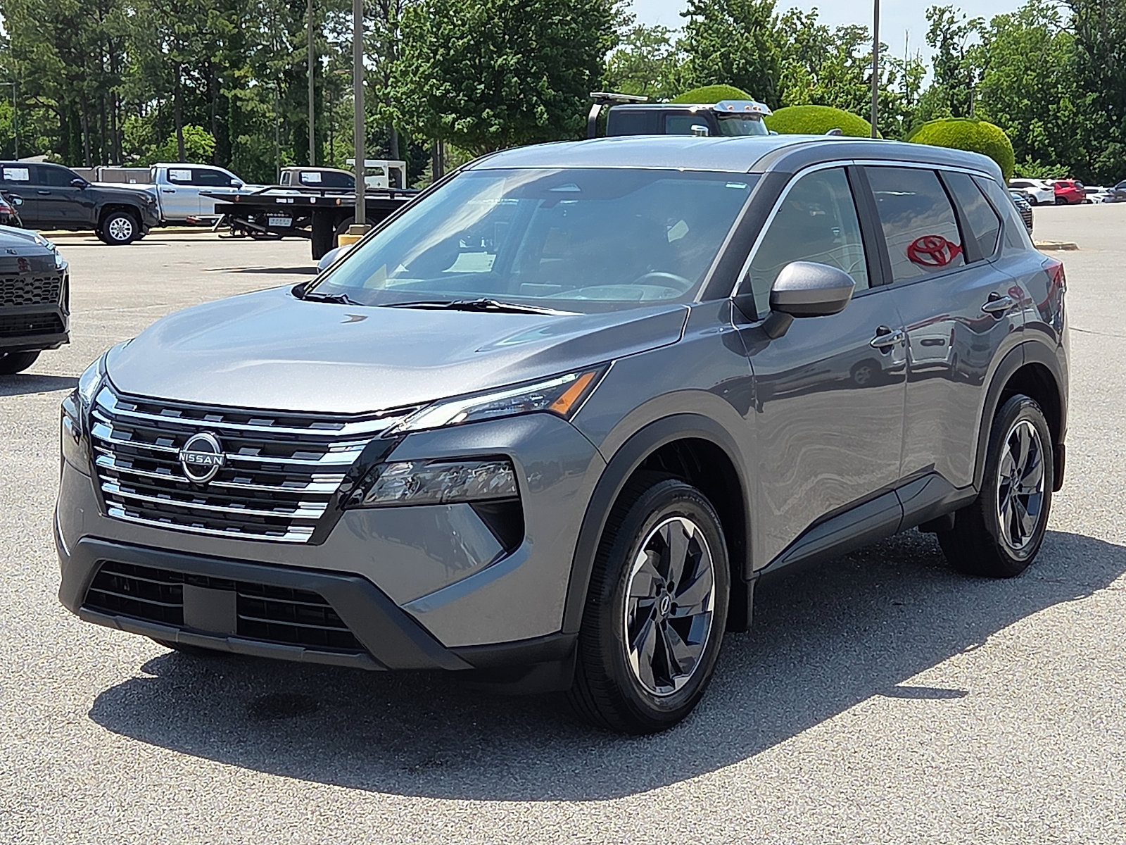 Used 2025 Nissan Rogue SV FWD image 2