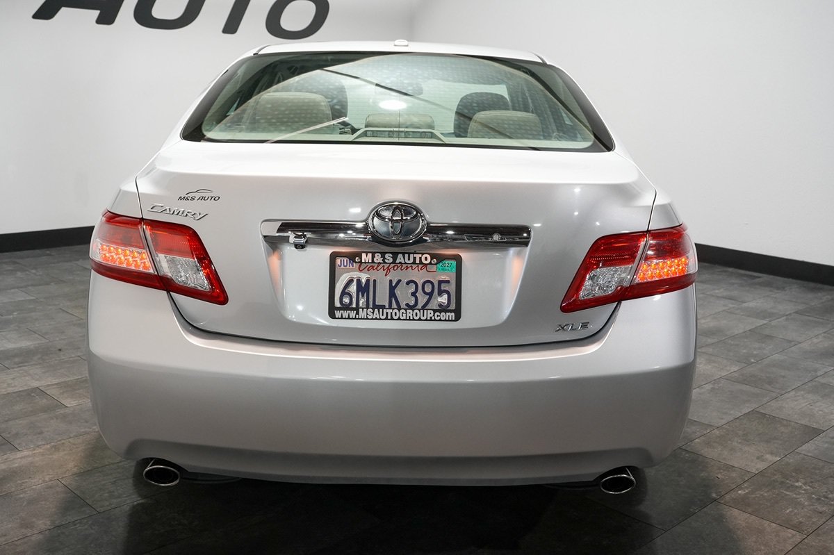 Used 2011 Toyota Camry XLE w/ SE/XLE Extra-Value Pkg FWD image 11