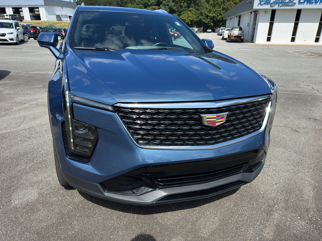 Used 2025 Cadillac XT4 Premium Luxury image 2
